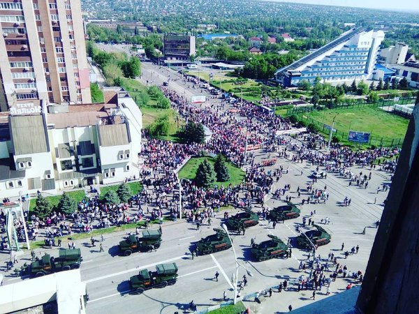 "Ура! Перемога!": Як в окупованому Луганську вітали танки та "Гради" (ФОТО) - фото 1