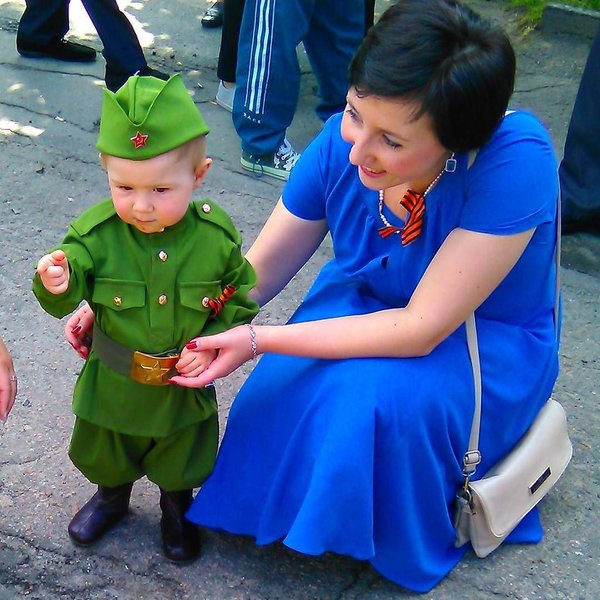"Ура! Перемога!": Як в окупованому Луганську вітали танки та "Гради" (ФОТО) - фото 5