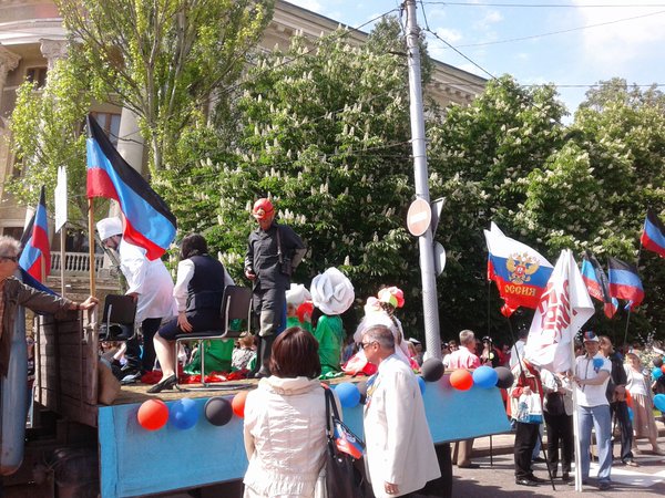 До окупованого Донецька завозять масовку для "святкування" (ФОТО) - фото 7