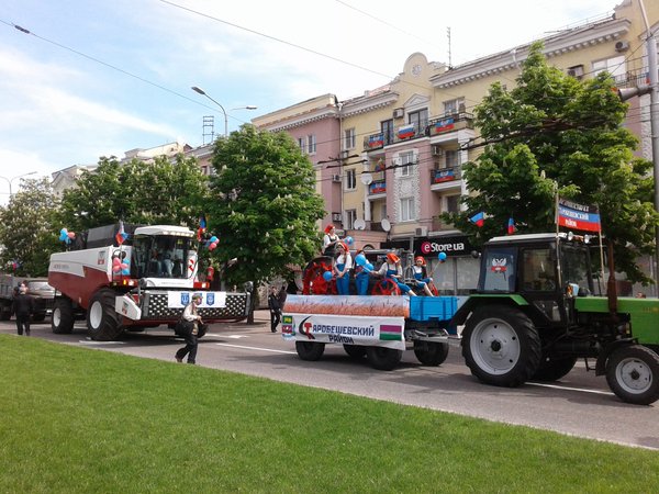 До окупованого Донецька завозять масовку для "святкування" (ФОТО) - фото 5