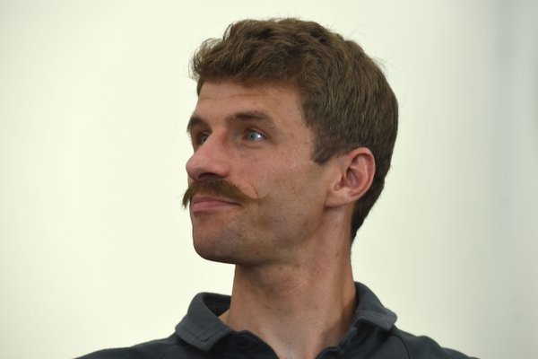 Мюллер відростив незвичайні вуса перед Євро-2016 - фото 1