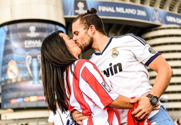 Як цілуються вболівальники "Реалу" та "Атлетіко" - фото 1