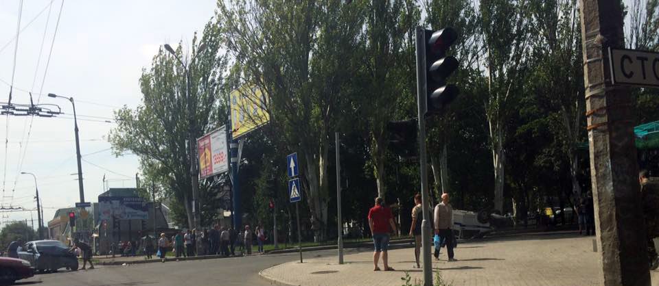 У Донецьку сталася аварія з автівкою "поліції "ДНР": є постраждалий (ФОТО) - фото 5
