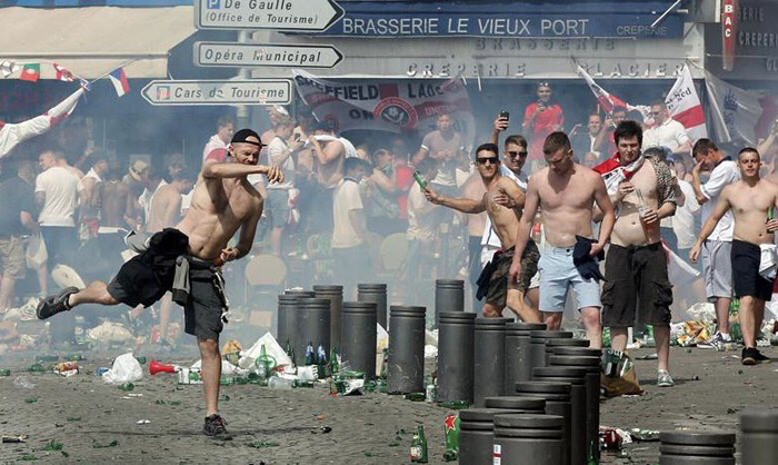 Фанатська війна на Євро-2016: Нові шокуючі кадри з Марселя - фото 3