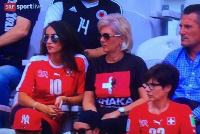 Як матір братів Джака дивиться матч Албанія - Швейцарія на трибуні - фото 1