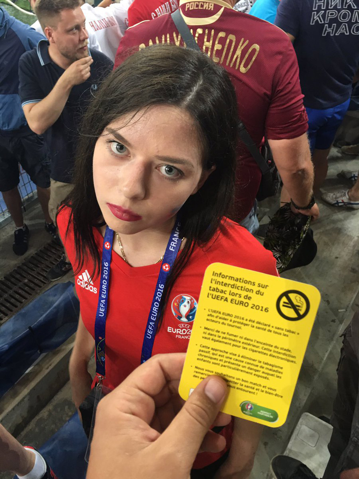 Як виглядає красуня, що роздає "жовті картки" за паління на стадіоні під час Євро-2016 - фото 1