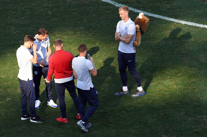 До воротаря збірної Англії перейшла черга носити левеня-талісман команди - фото 1