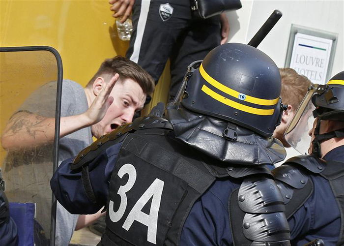 Поліція у Ліллі розганяє фанатів сльозогінним газом - фото 2