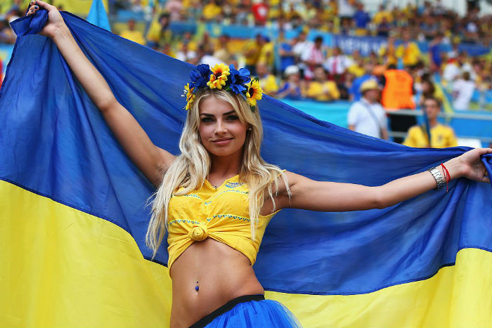 Як українка-красуня з прапором вболіває за збірну в Марселі - фото 1