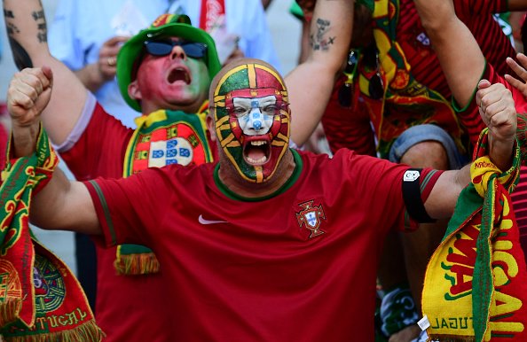 Як виглядає фанат Португалії з розмальованим обличчям - фото 1