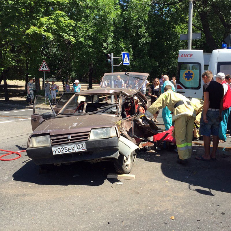 У Донецьку автобус розчавив автівку, водія з машини діставали рятівники (ФОТО) - фото 1