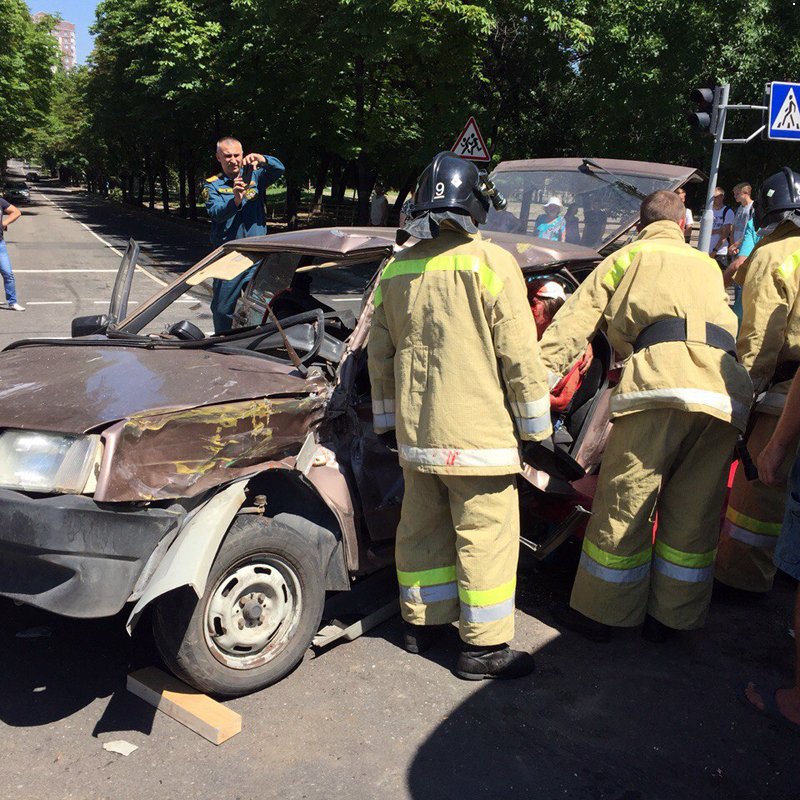 У Донецьку автобус розчавив автівку, водія з машини діставали рятівники (ФОТО) - фото 2