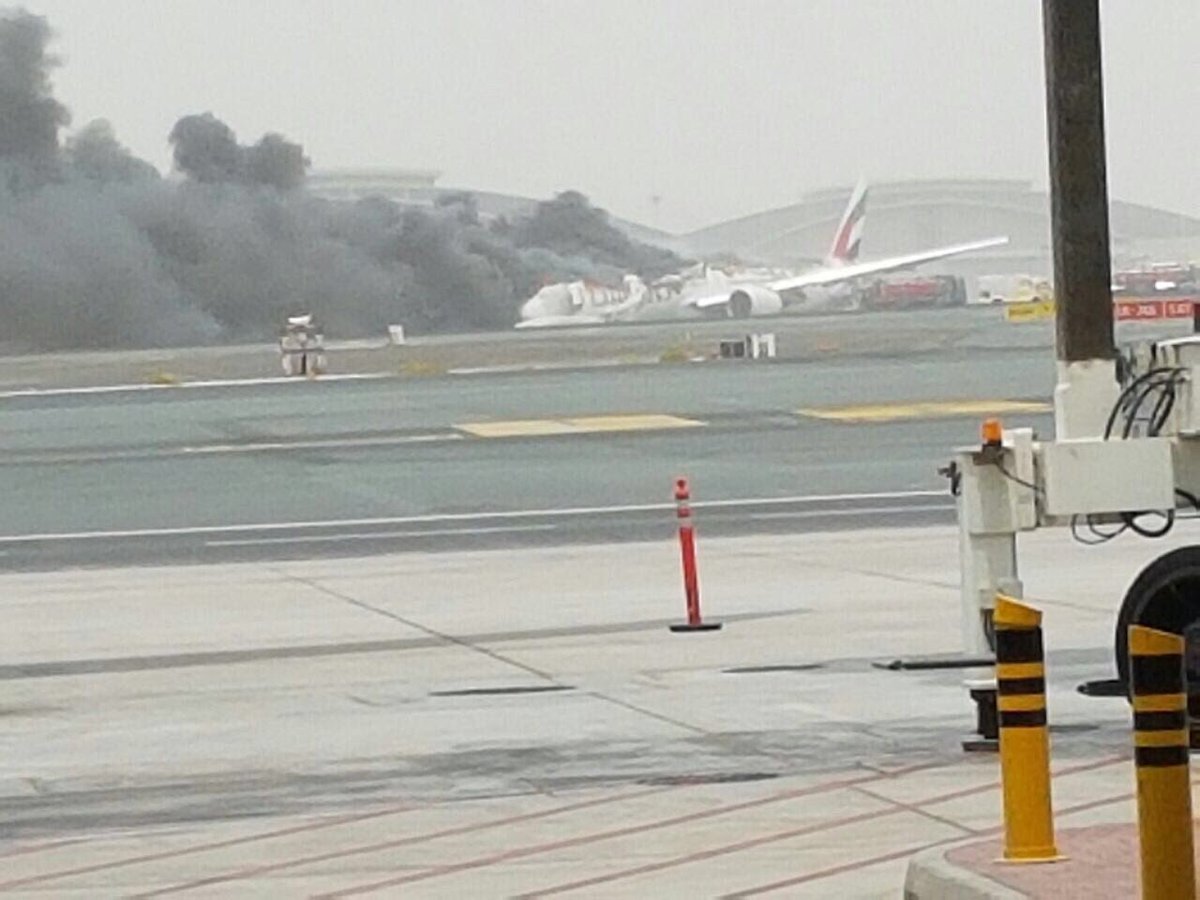 В аэропорту Дубая спалахнув літак - фото 1