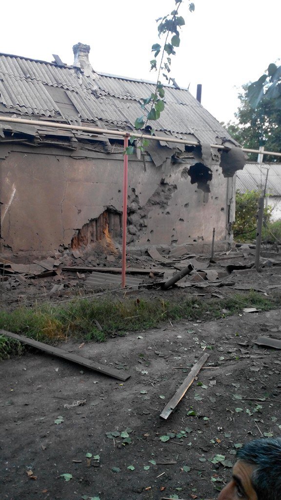 Окупанти під час обстрілу продірявили житловий будинок у Мар`їнці (ФОТО) - фото 3