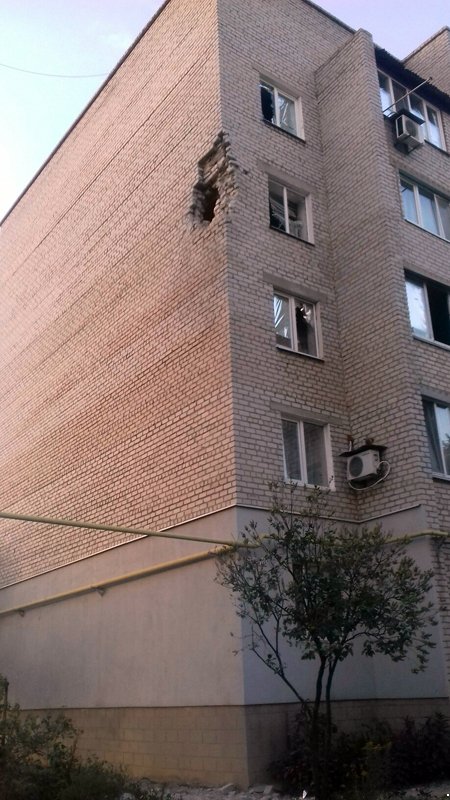 Окупанти під час обстрілу продірявили житловий будинок у Мар`їнці (ФОТО) - фото 2