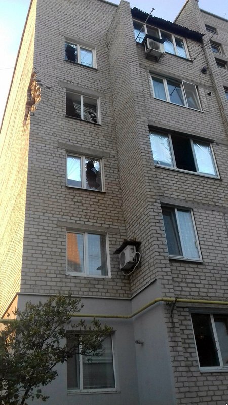 Окупанти під час обстрілу продірявили житловий будинок у Мар`їнці (ФОТО) - фото 1
