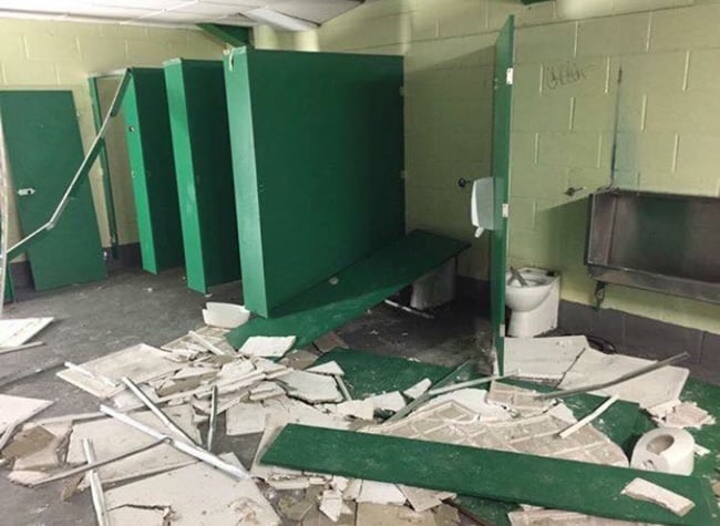 Як шотландські фанати розтрощили туалет на стадіоні суперника - фото 2