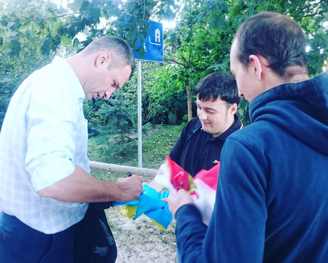Як Кличко прибув в Польщу підтримати Усика - фото 1