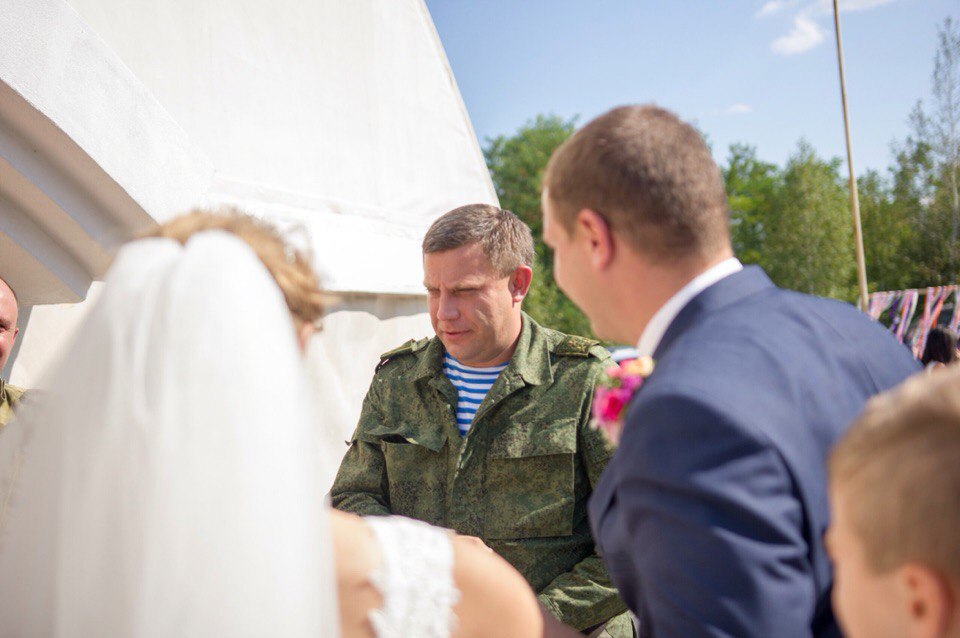 Як Захарченко гуляв на весіллі бойовика з "ватницею" у Донецьку (ФОТО) - фото 1