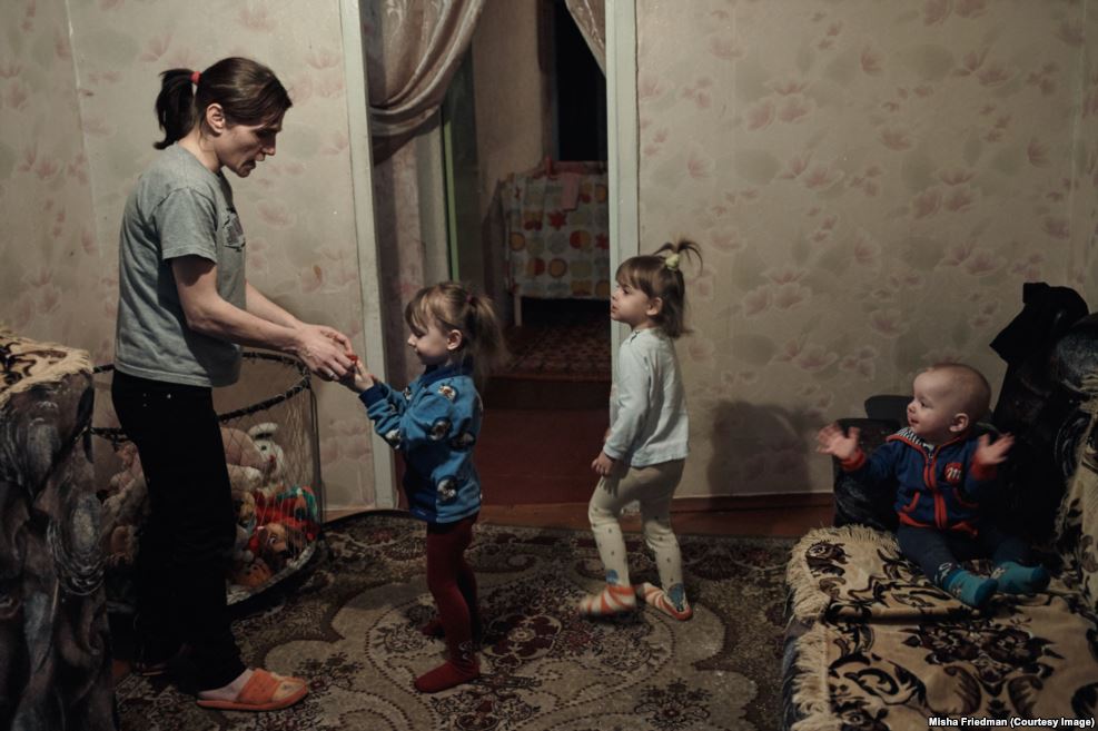 ВІЛ-інфіковані з Донбасу: відчай, самогубства, війна за життя (ФОТО) - фото 5