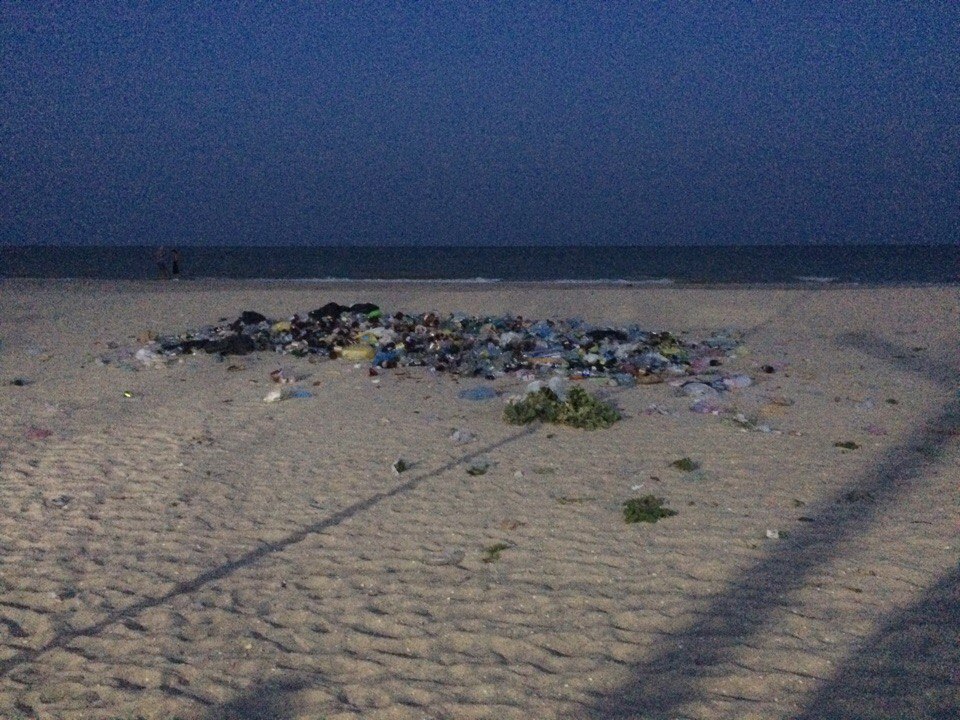 Запорізький кукрорт "вітає" гостей купами сміття на пляжі - фото 1