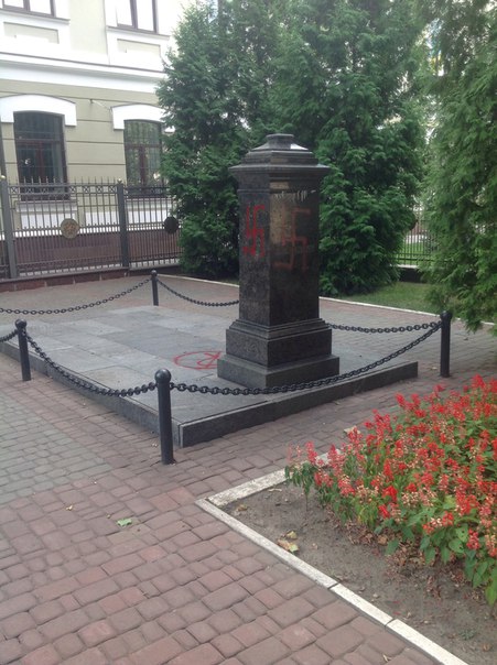 У Харкові пам'ятник розстріляним воїнам розмалювали свастиками - фото 1