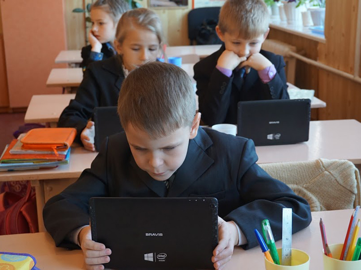 Школярі у Шостці засвоюють уроки за допомогою новітніх технологій - фото 1