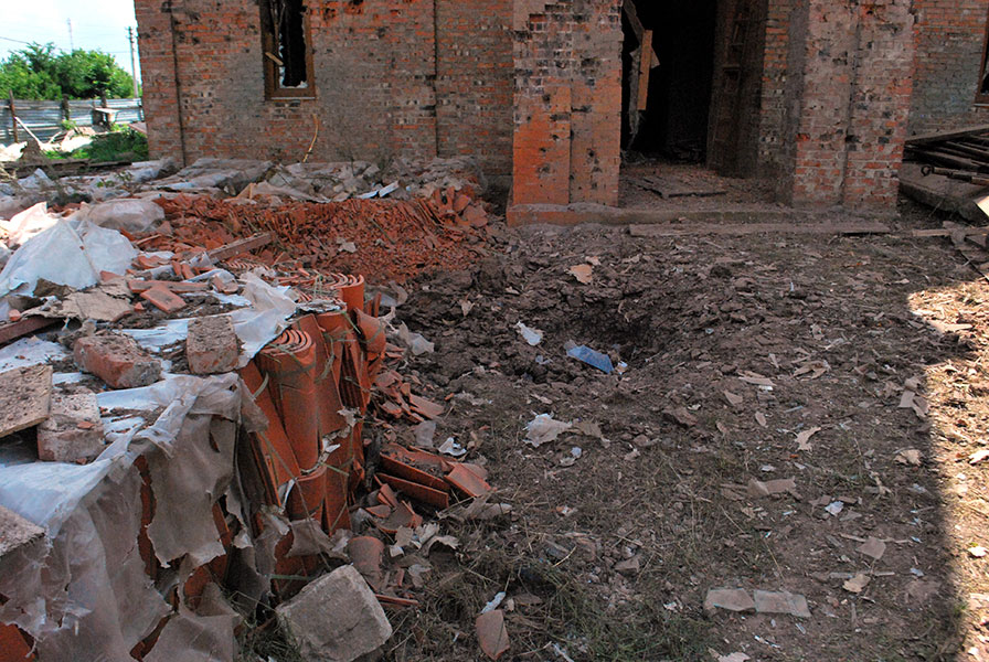 Поблизу Горлівки від обстрілів сильно постраждав храм, що будується (ФОТО) - фото 5