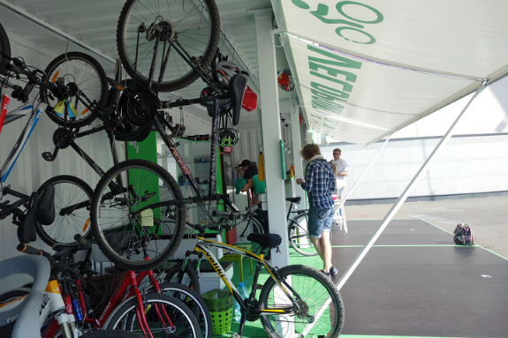 На столичній Оболоні з'явився безкоштовний велопаркінг (ФОТО) - фото 2