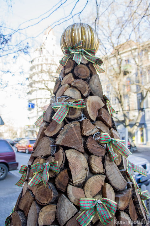 В Одесі встановили незвичайну новорічну ялинку - фото 1