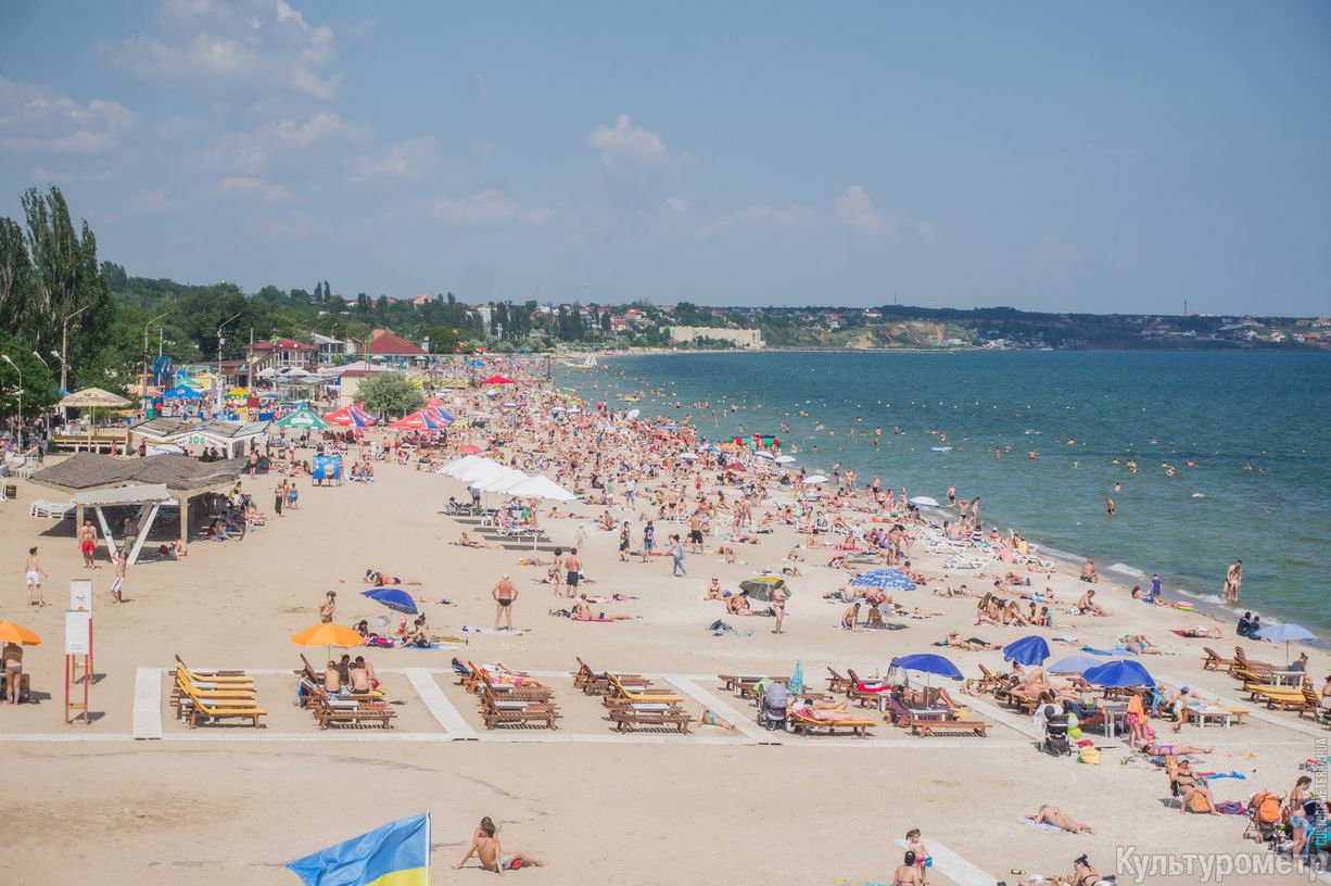 Одеські пляжі заповнюють туристи на містяни - фото 3