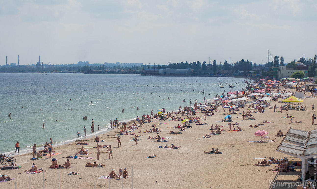 Одеські пляжі заповнюють туристи на містяни - фото 2