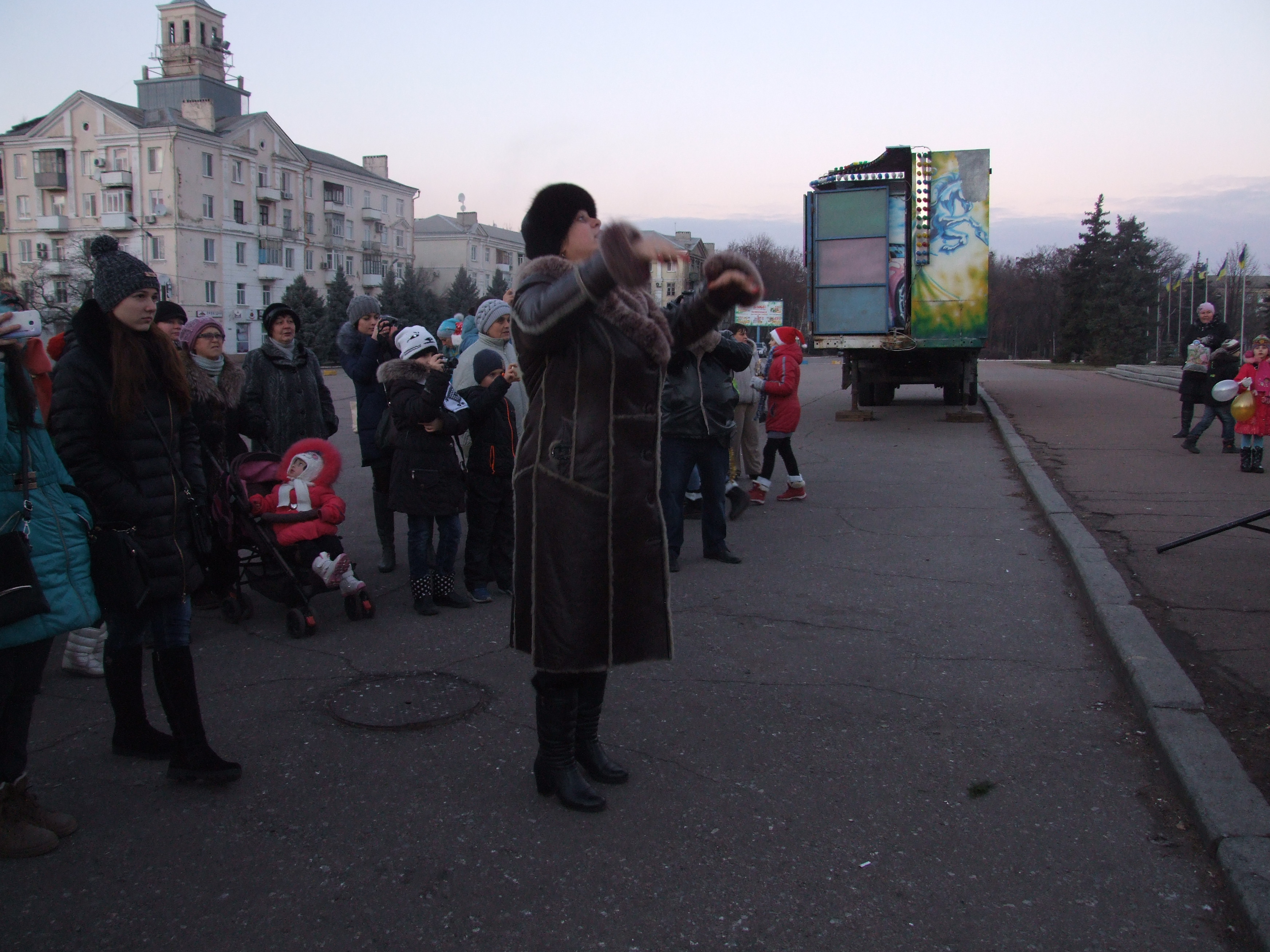 У столиці Донеччини відкрили ялинку раніше, ніж головну у Києві (ФОТО) - фото 4