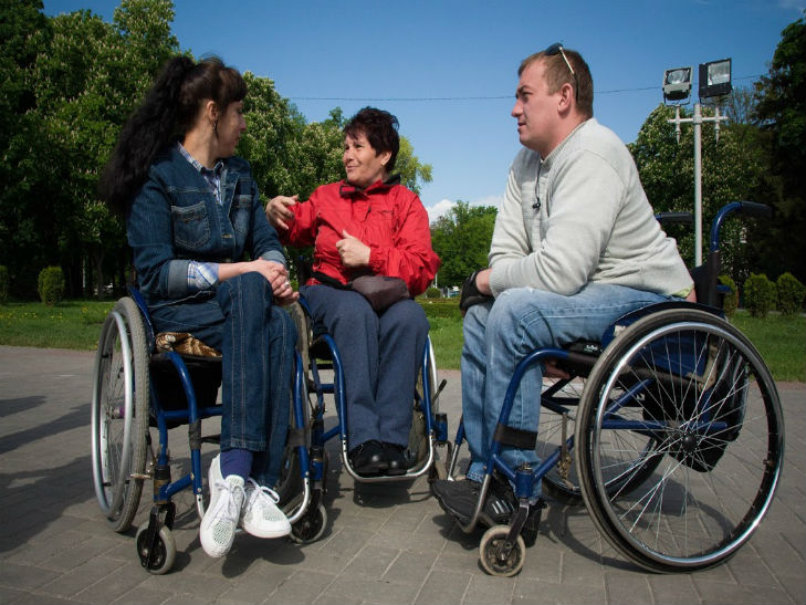 Полтавські чиновники проїхалися містом у інвалідних візках - фото 1