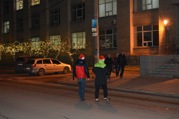 Передріздв'яна столиця Луганщини вночі: дві головні ялинки, ілюмінація та вертеп (ФОТО) - фото 7