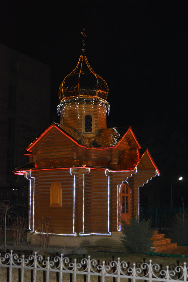 Передріздв'яна столиця Луганщини вночі: дві головні ялинки, ілюмінація та вертеп (ФОТО) - фото 4