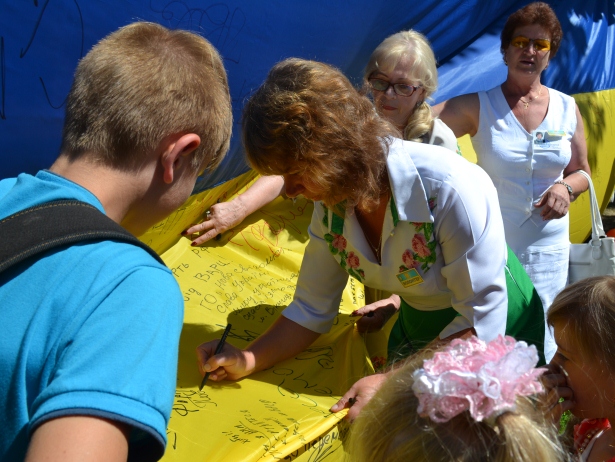 10-метровий "прапор єдності" об’єднав волонтерів Вінниччини (ФОТОРЕПОРТАЖ) - фото 3