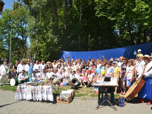 10-метровий "прапор єдності" об’єднав волонтерів Вінниччини (ФОТОРЕПОРТАЖ) - фото 8
