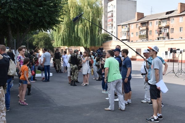 Як у Вінниці проходять зйомки фільму про події в Україні в 2014 - фото 12