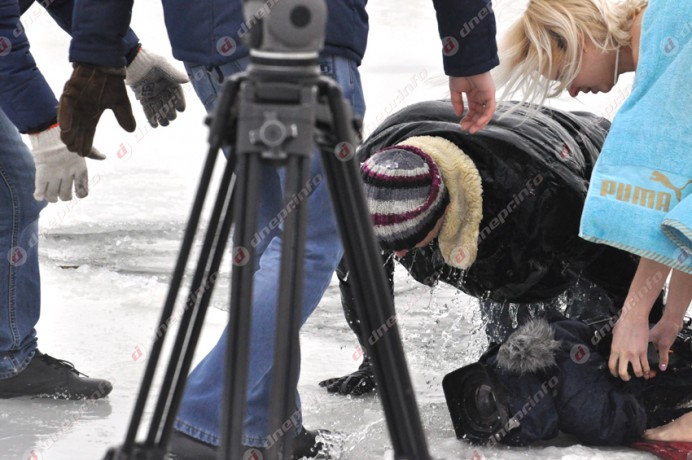 У Дніпропетровську на Водохреще в ополонку впав оператор з камерою - фото 3