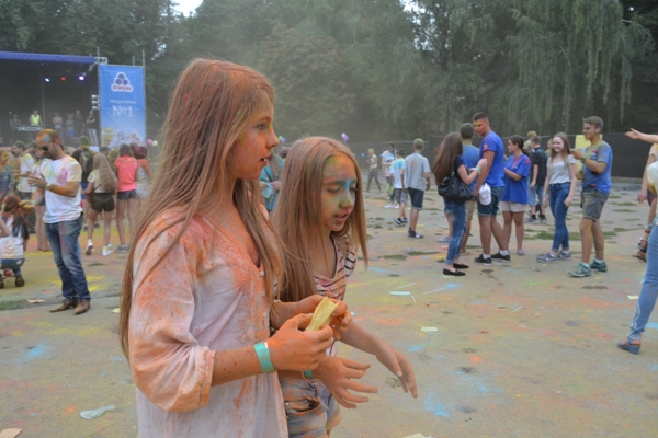 Вінничани закидались яскравими фарбами в знак миру - фото 6