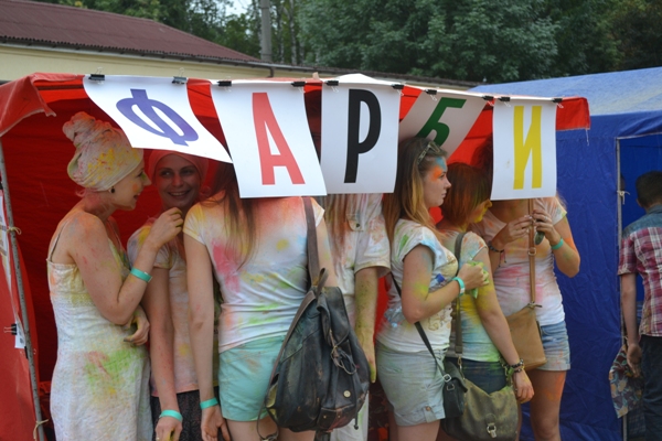 Вінничани закидались яскравими фарбами в знак миру - фото 8