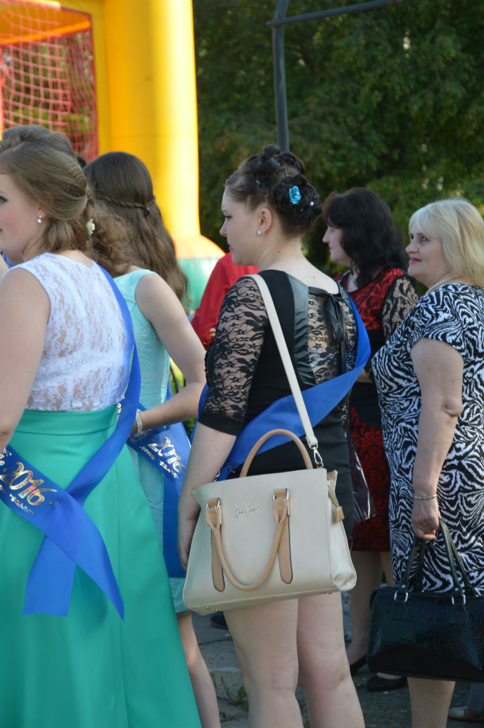 Cєвєродонецьк-село-стайл: Як випускниці міста вразили своїм вбранням (ФОТО - фото 17