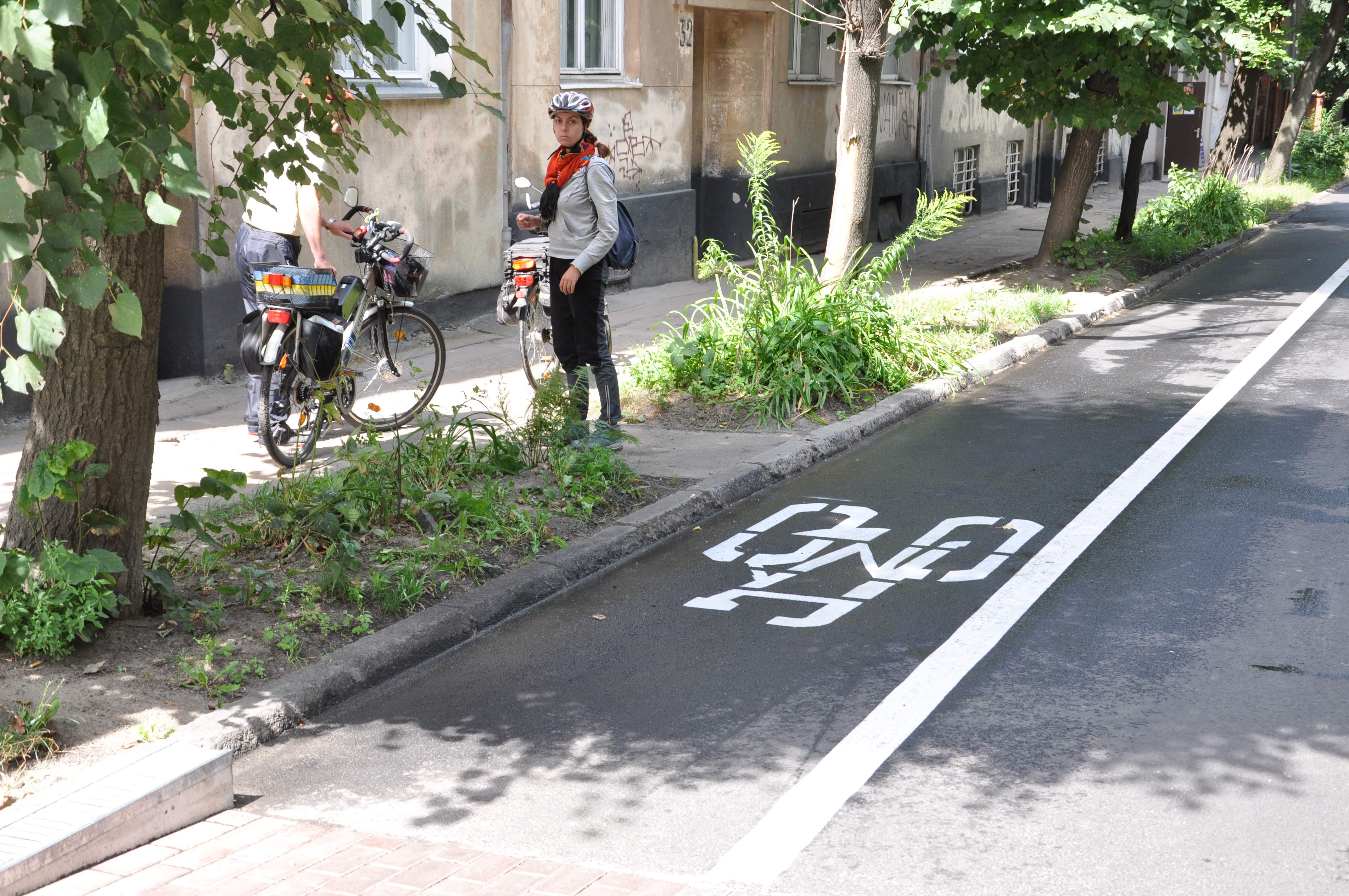 На двох вулицях Львова облаштували велодоріжки і тротуари - фото 1