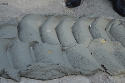Як мер Кропивницького тицяв монети в цемент і бетонний блок рухав - фото 2