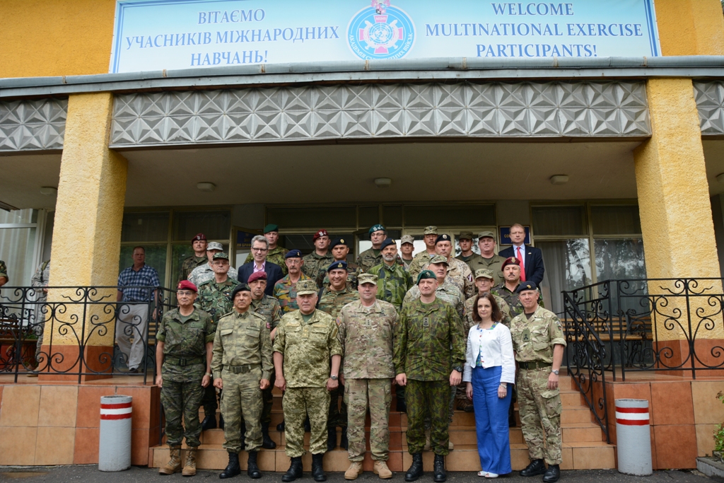 Міністри оборони трьох країн відвідали Яворівський полігон - фото 9