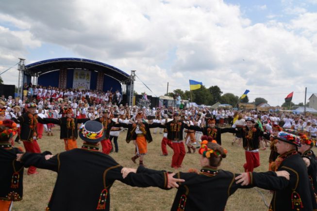 На Прикарпатті встановили всеукраїнський рекорд, танцюючи коломийку - фото 2