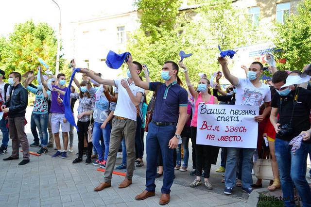 Луганська молодь вигнала міжнародну організацію "Лікарі без кордонів" - фото 1