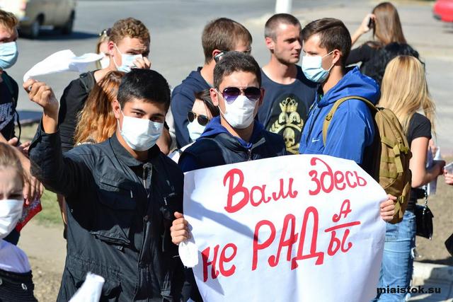 Луганська молодь вигнала міжнародну організацію "Лікарі без кордонів" - фото 2
