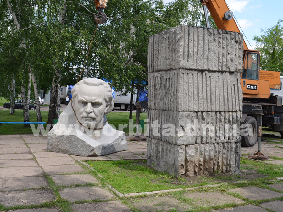 У перейменованому Мирнограді демонтували пам'ятник комуністу Димитрову (ФОТО) - фото 3